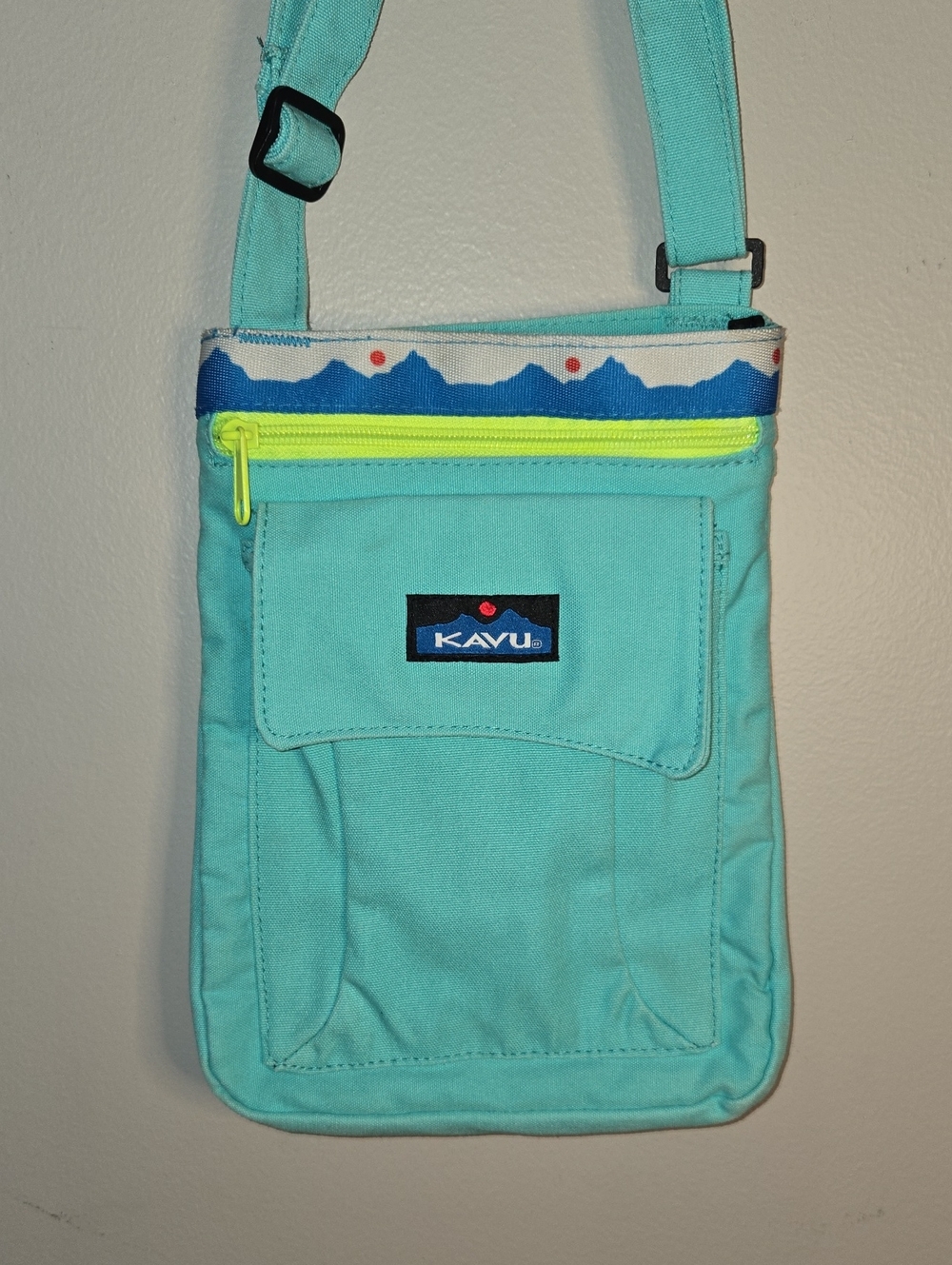 Kavu Aqua Adjustable Crossbody with Neon Yellow Zipper and Blue Trim